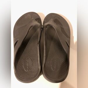 Black Oofos- M9/ W11 EU 42